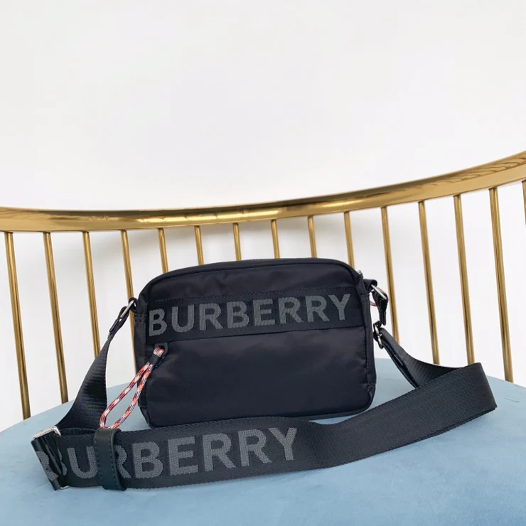Изысканная сумка через плечо Burberry серии B