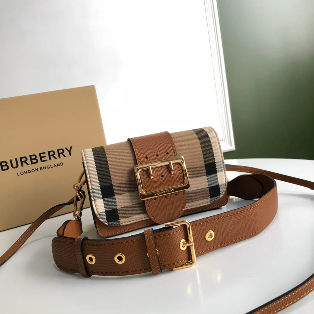 Сумка Burberry The Buckle Bag - коричневая.
