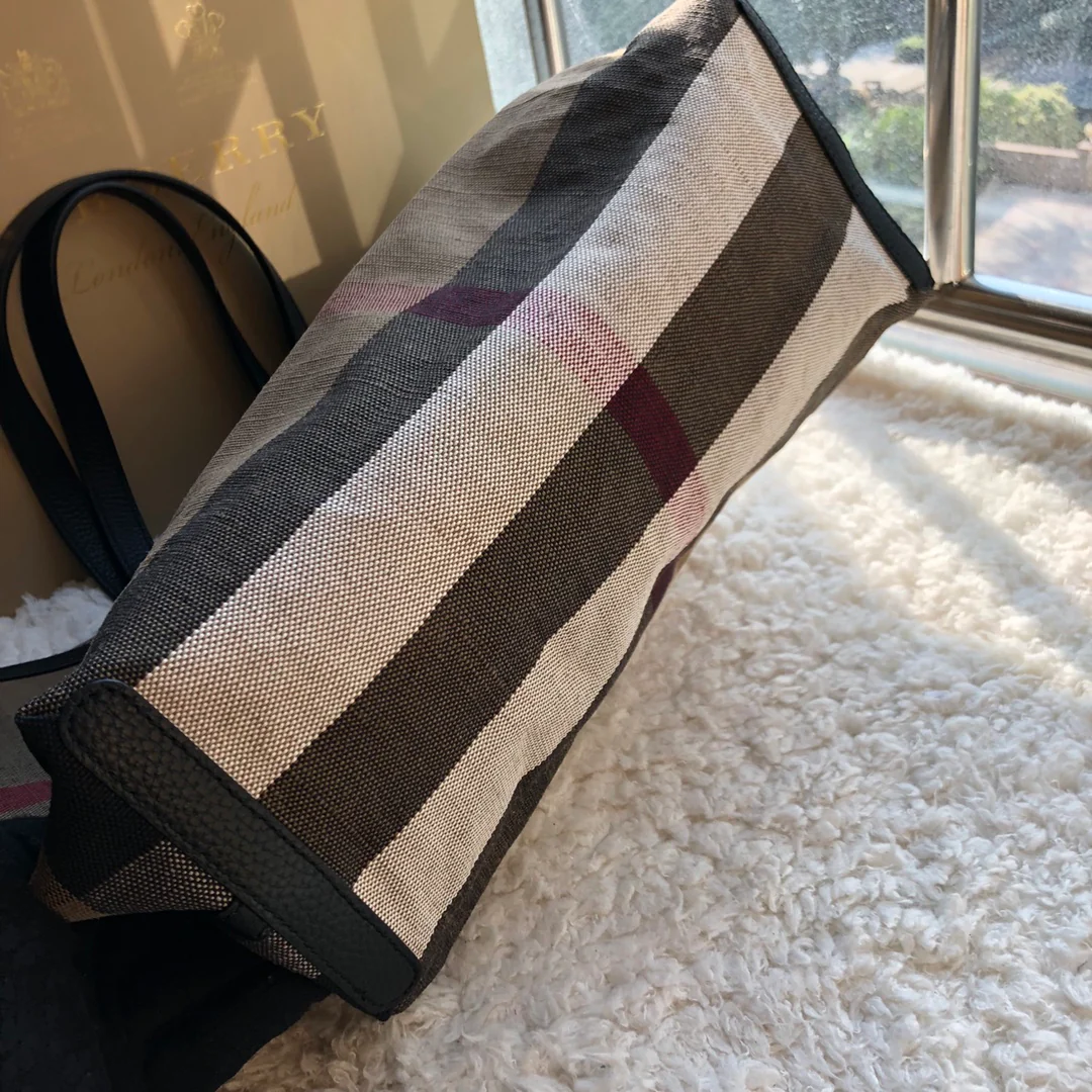 Двусторонняя сумка-тоут Burberry с принтом в стиле кэжуал и граффити.