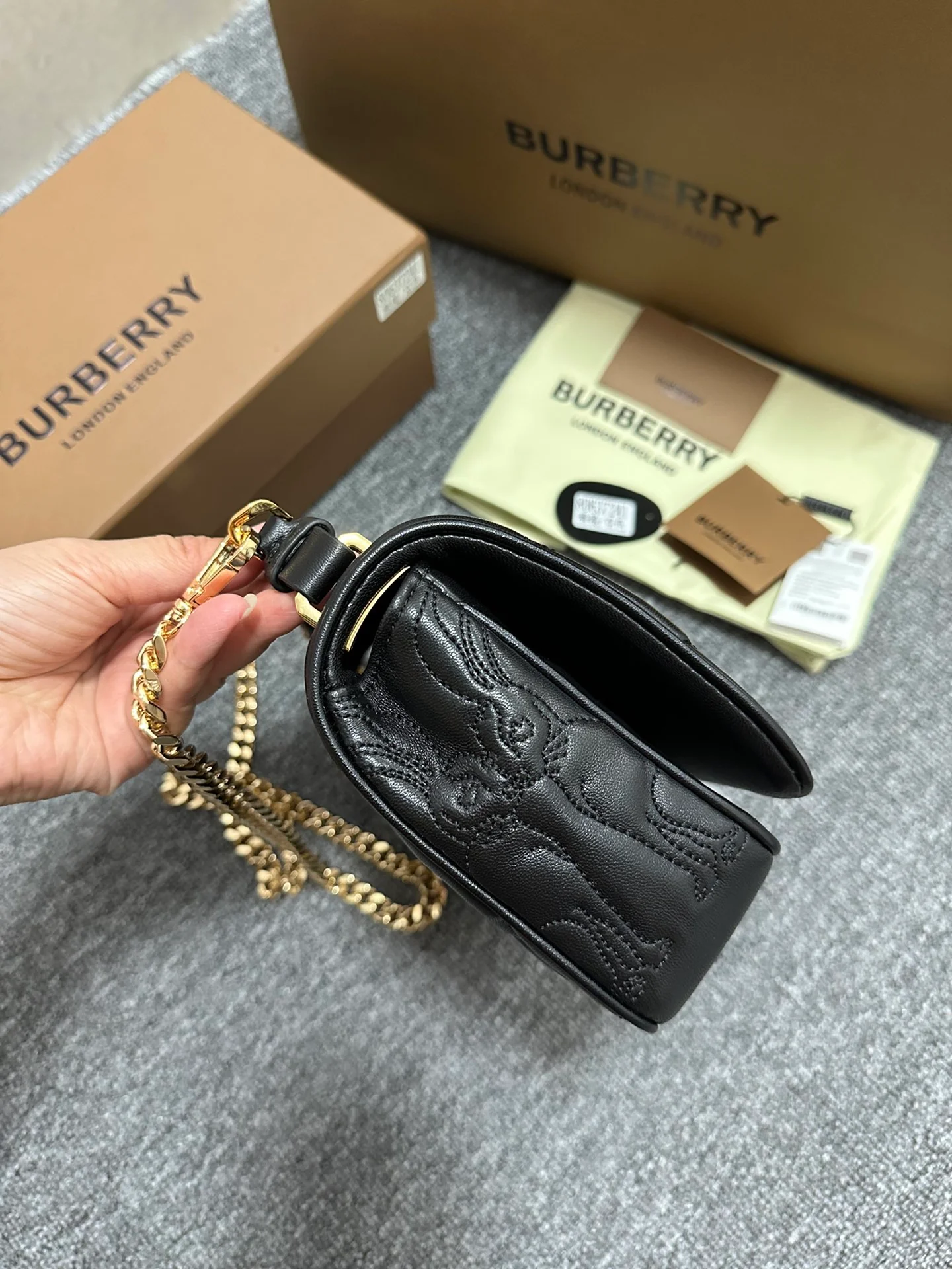 Сумка через плечо Burberry Lola из овечьей кожи — черная с тиснением.