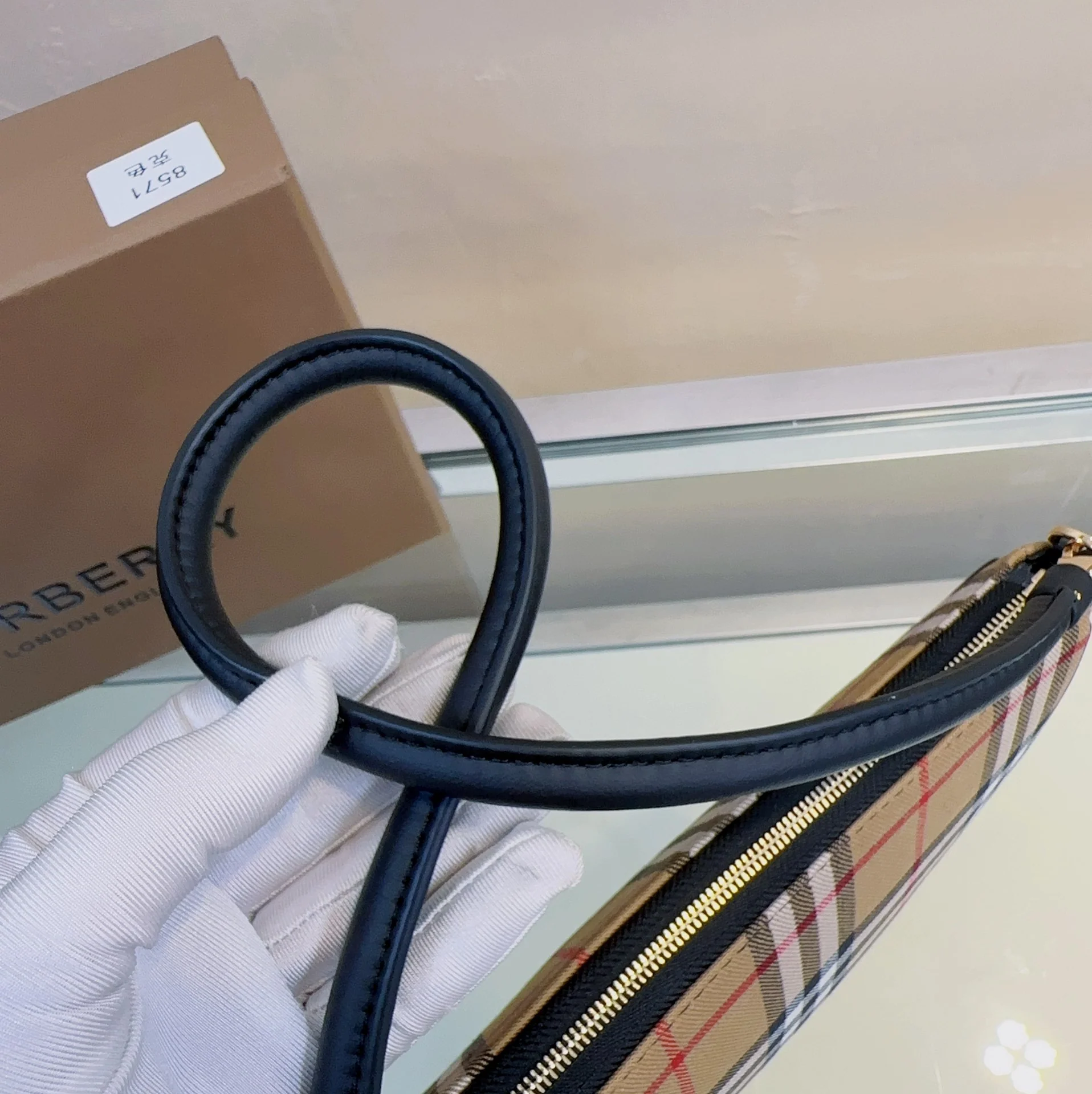 Сумка-клатч Burberry Olympia Pouch под мышкой