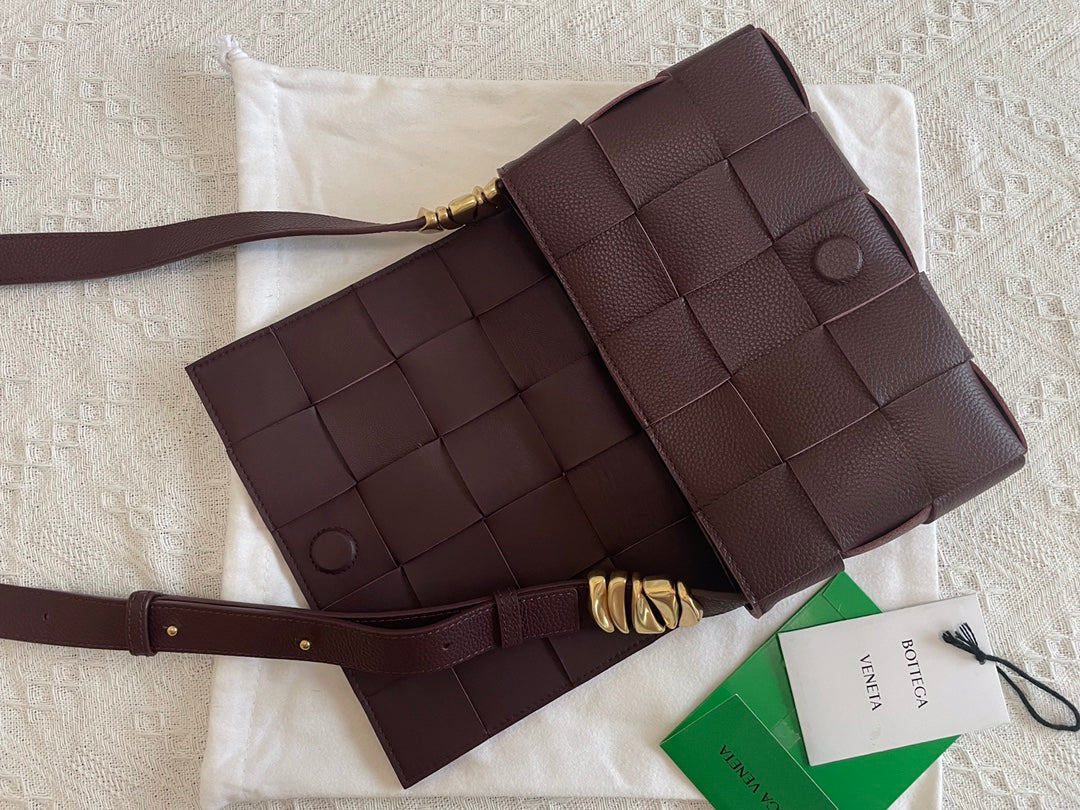 Сумка-переноска BV из плетеной кожи с зернистой текстурой, 23х15х5 см.