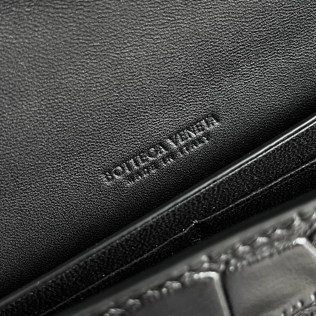 Сумочка-клатч BV с витым краем и рисунком под крокодиловую кожу - черная