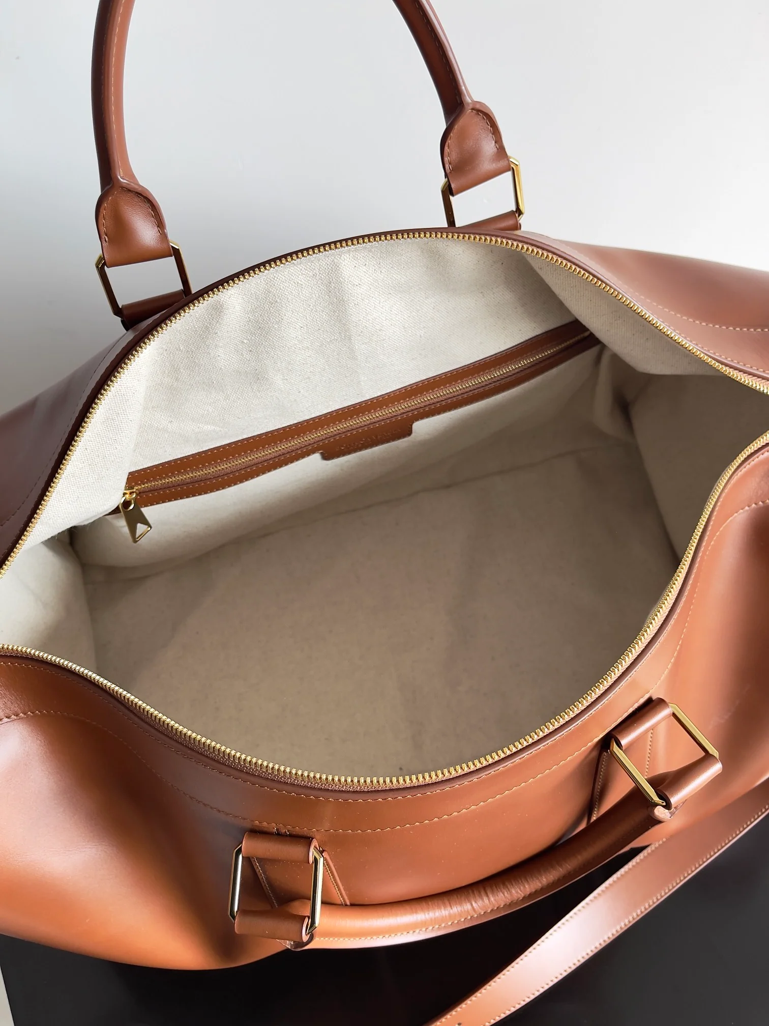 Дорожная сумка BV Venet - карамельного цвета.