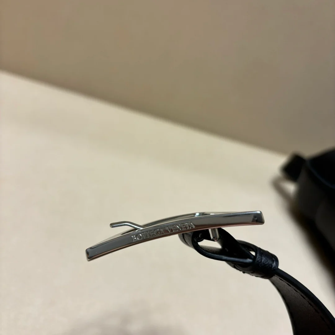 Двусторонняя плетеная сумка через плечо BV - черная