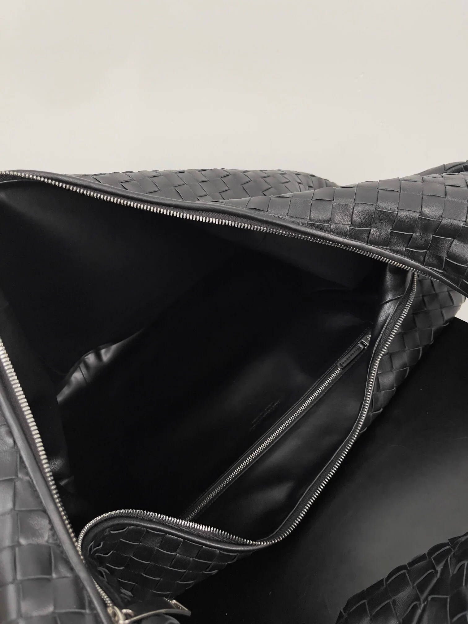 Сумка через плечо BV из замши - Очень большая - Черная