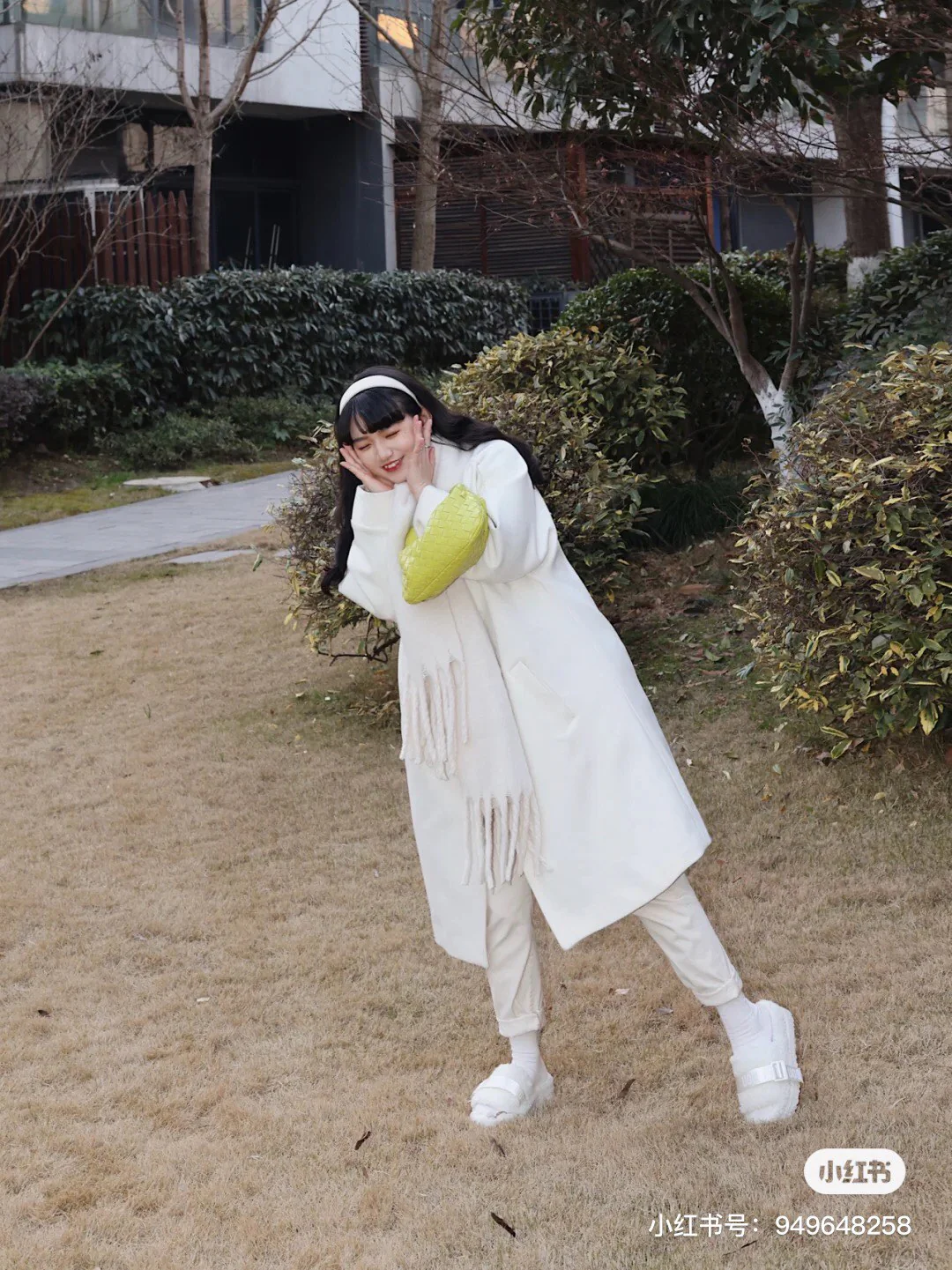 Мини-сумочка BV Mini Jodie в виде круассана — Фотографии в одежде — 2