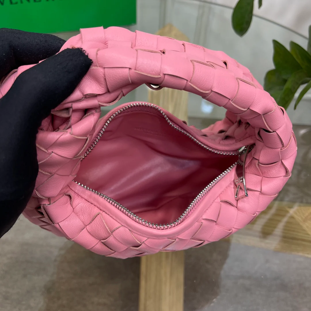 Плетеная круглая сумка-хобо BV Jodie с узлом - Размер 27x22x3 см - 1 шт.