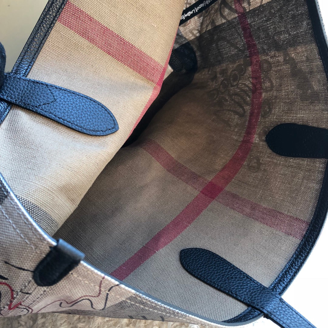 Двусторонняя сумка-тоут Burberry с принтом в стиле кэжуал и граффити.