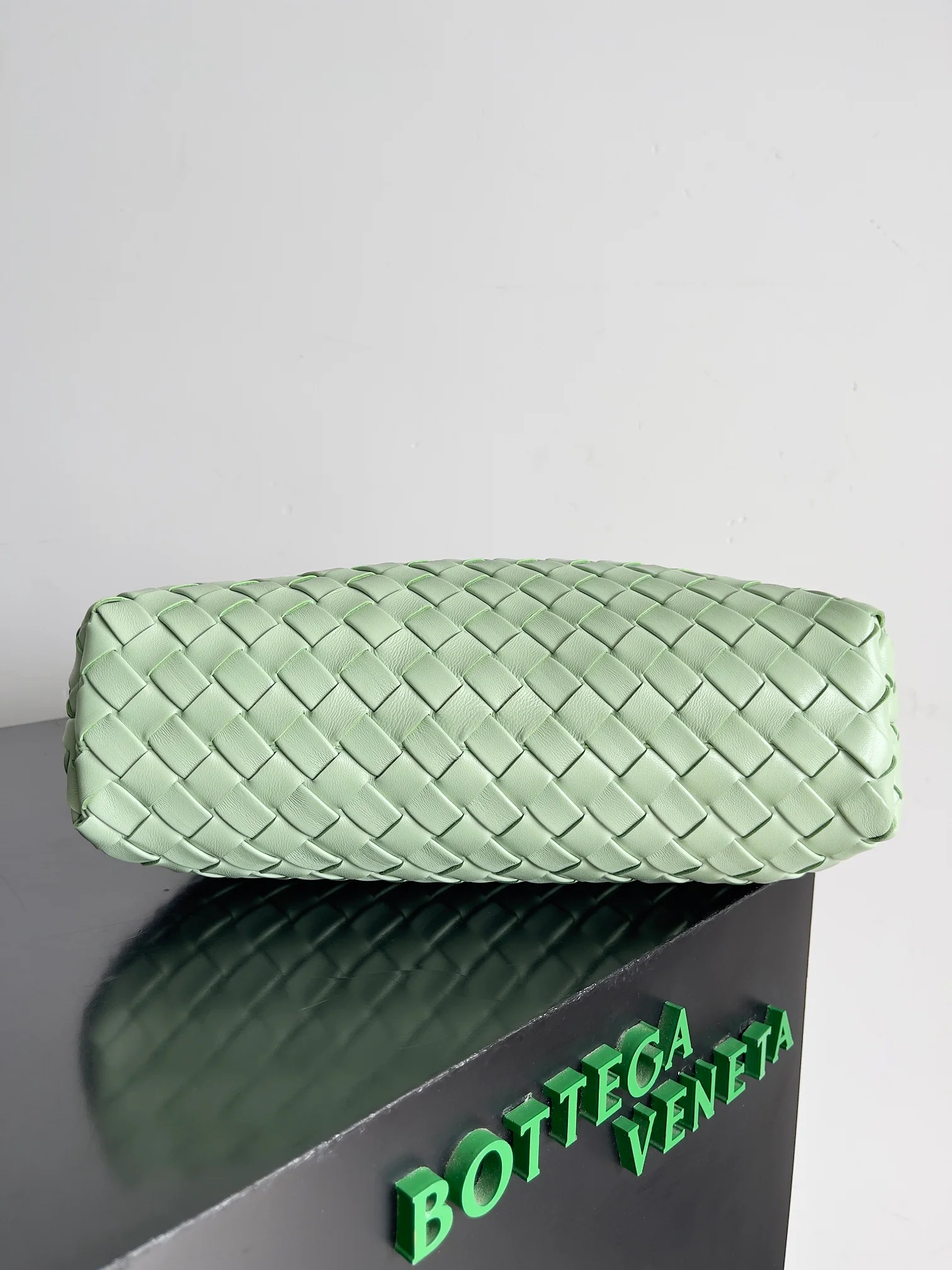 BV-lauren-clutch-chain clutch-green