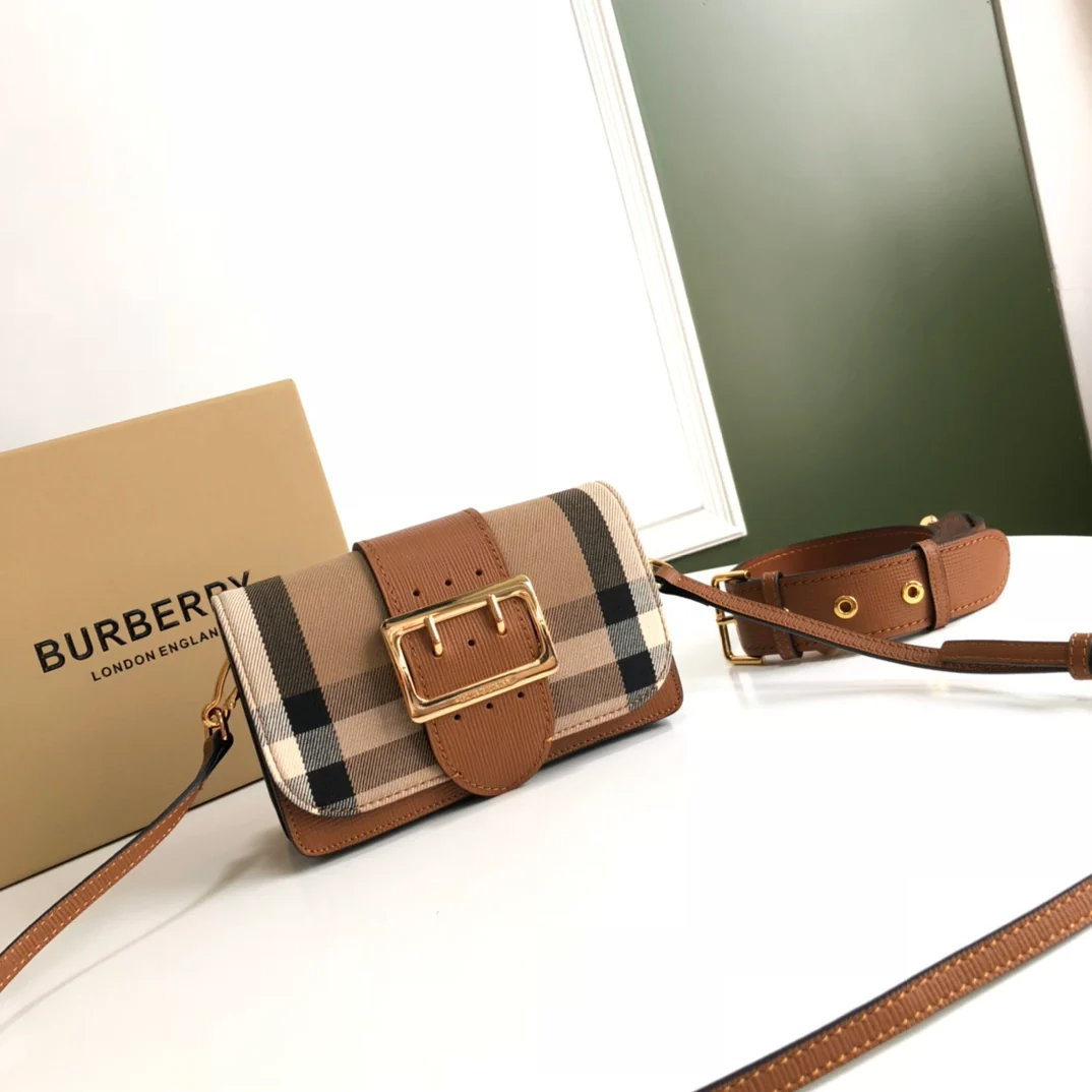 Сумка Burberry The Buckle Bag - коричневая.