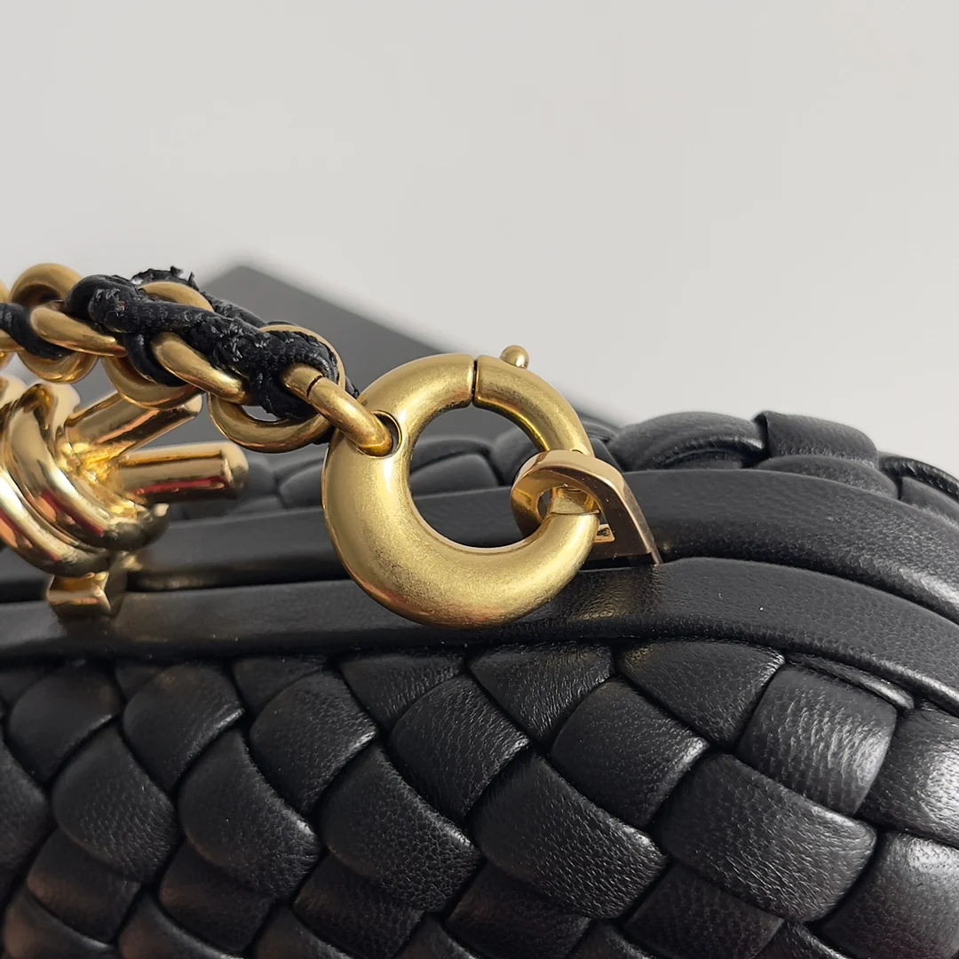 Вечерняя сумочка BV с цепочкой и узлом - черная