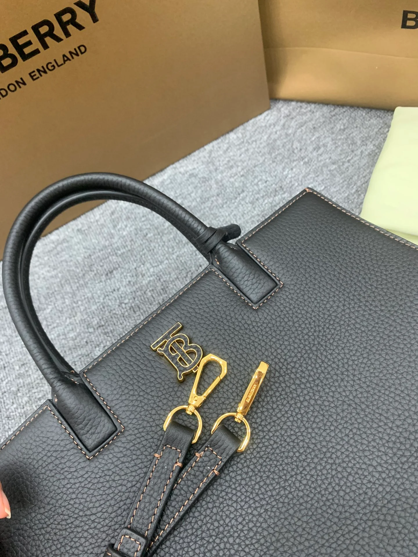 Сумка-тоут Burberry Frances из зернистой кожи - черная - 32 см