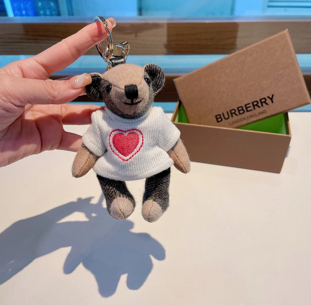 Подвеска в виде медведя в форме сердца от Burberry - белая.