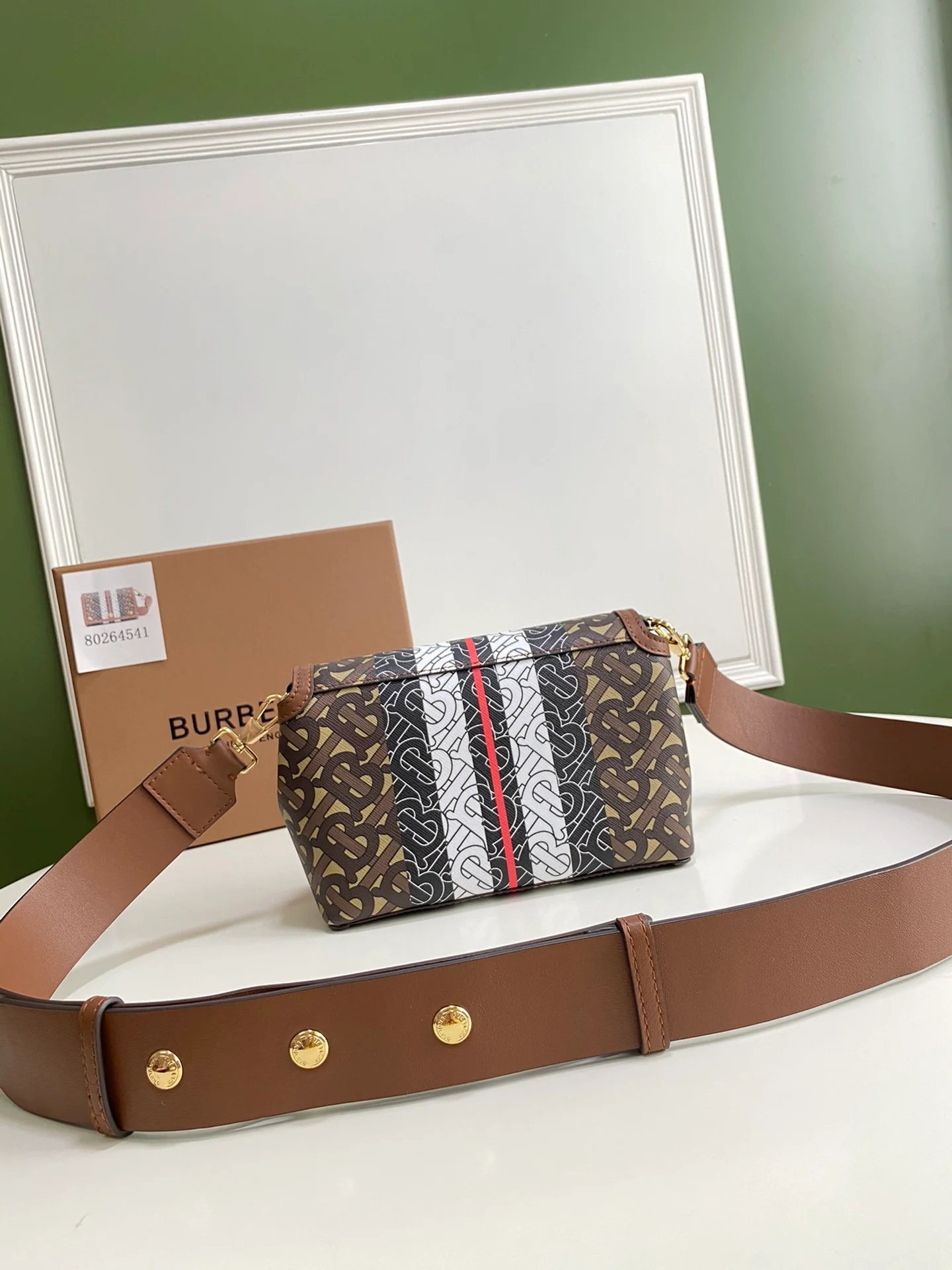 Новейшая сумка через плечо от Burberry 2020 года.