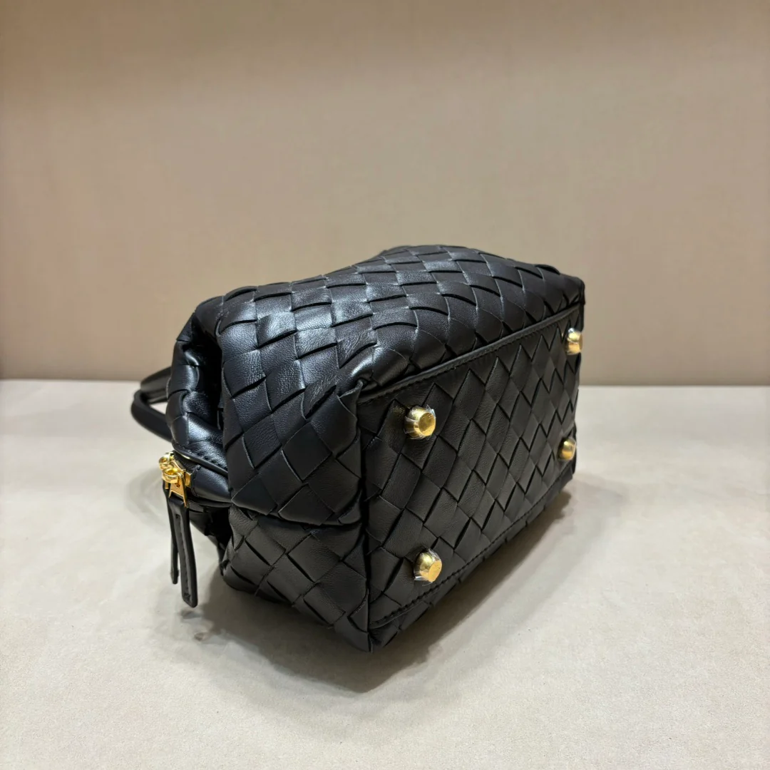 Сумка для боулинга BV Intrecciato из плетеной кожи - черная