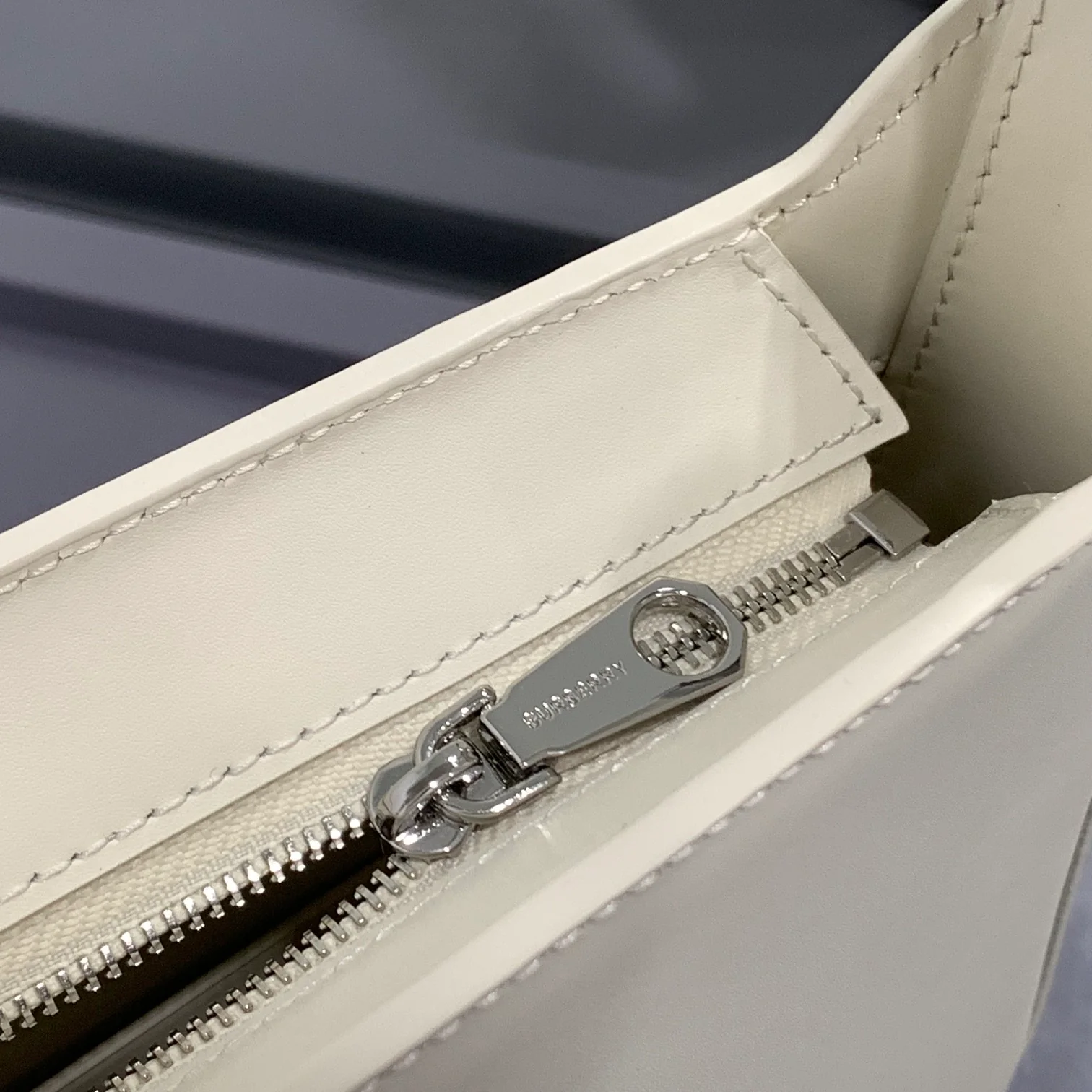 Новая сумка через плечо Burberry TB - белая.