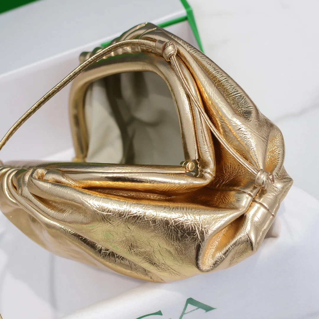 Сумка-клатч BV Cloud Bag - серия Pouch - однотонная телячья кожа - 23x13x8 см