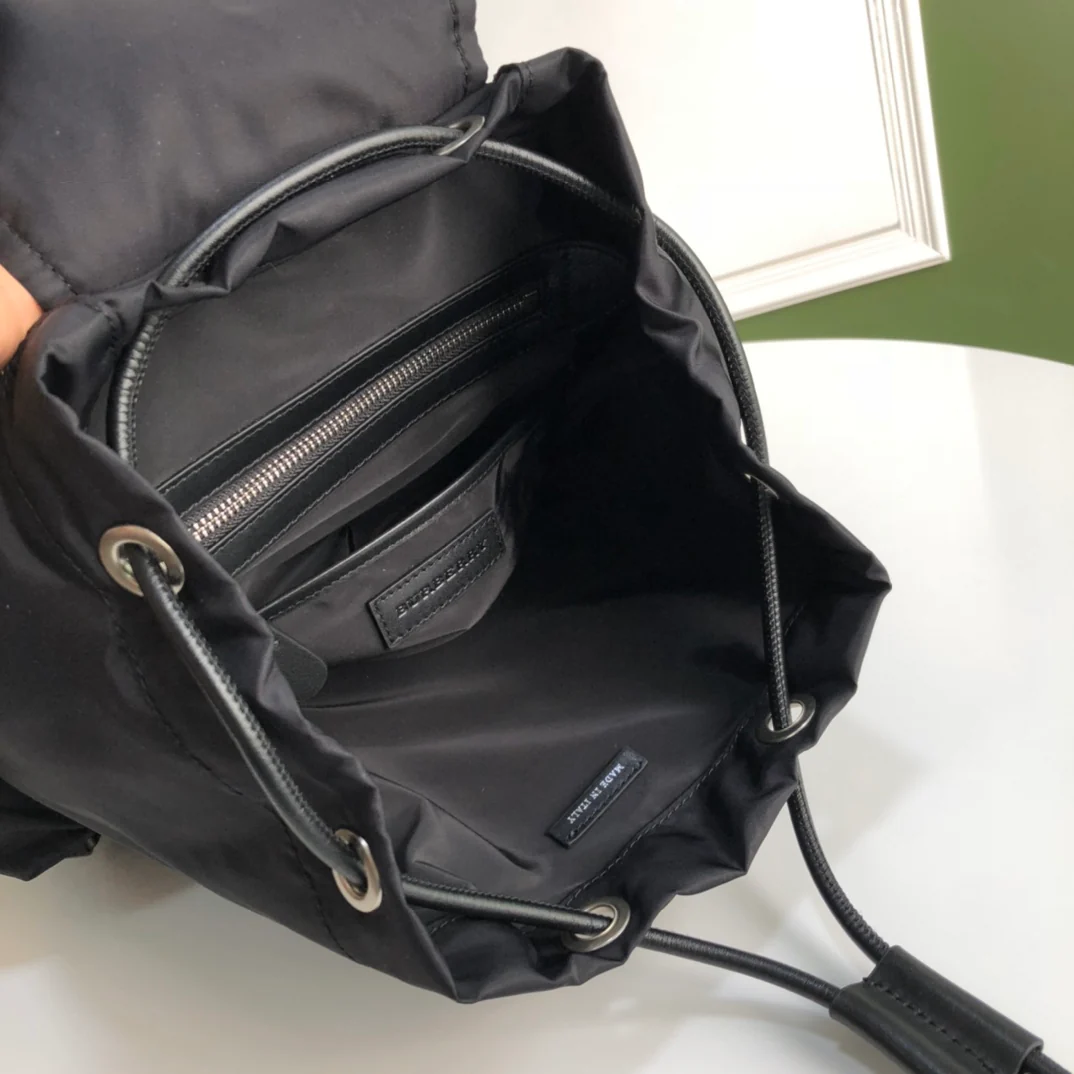 Burberry - Классический рюкзак в стиле милитари с кожаной отделкой