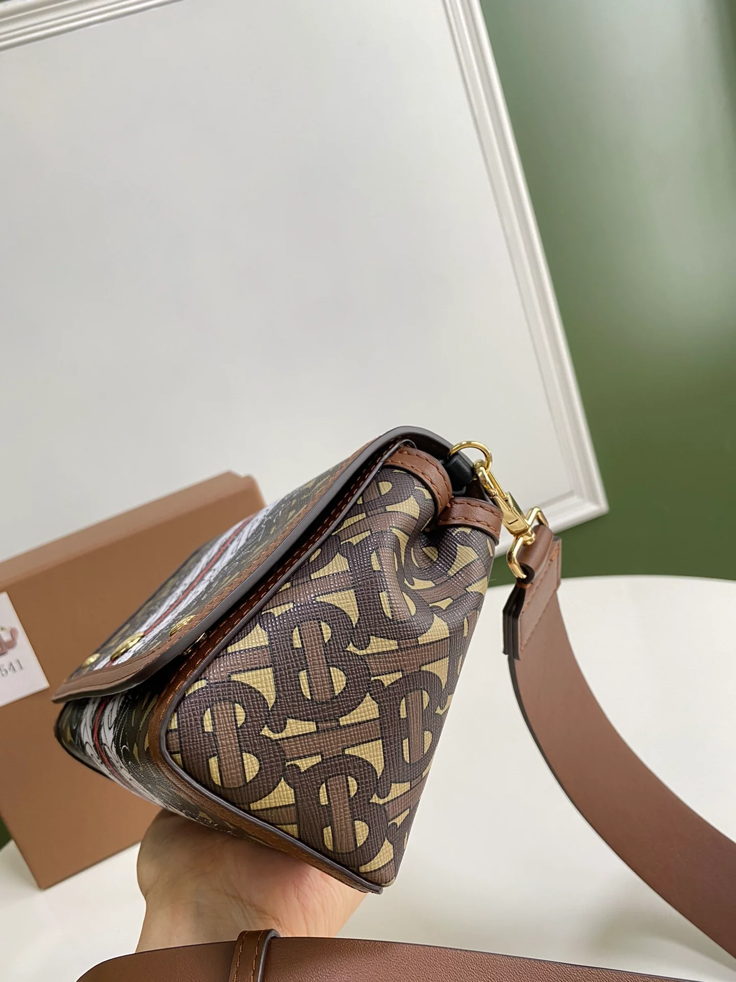 Новейшая сумка через плечо от Burberry 2020 года.