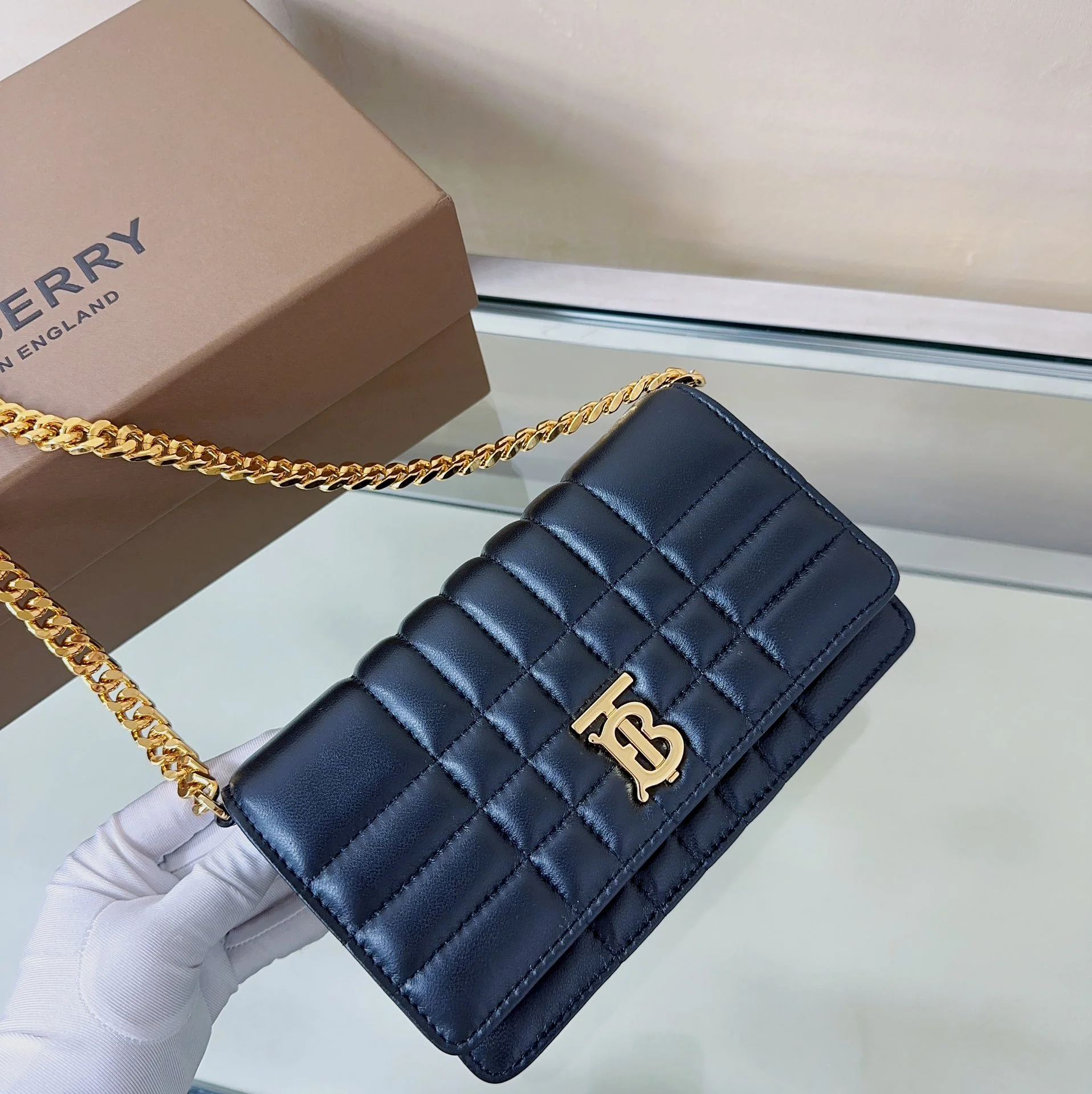 Сумка через плечо Burberry Lola из овечьей кожи - двухцветная