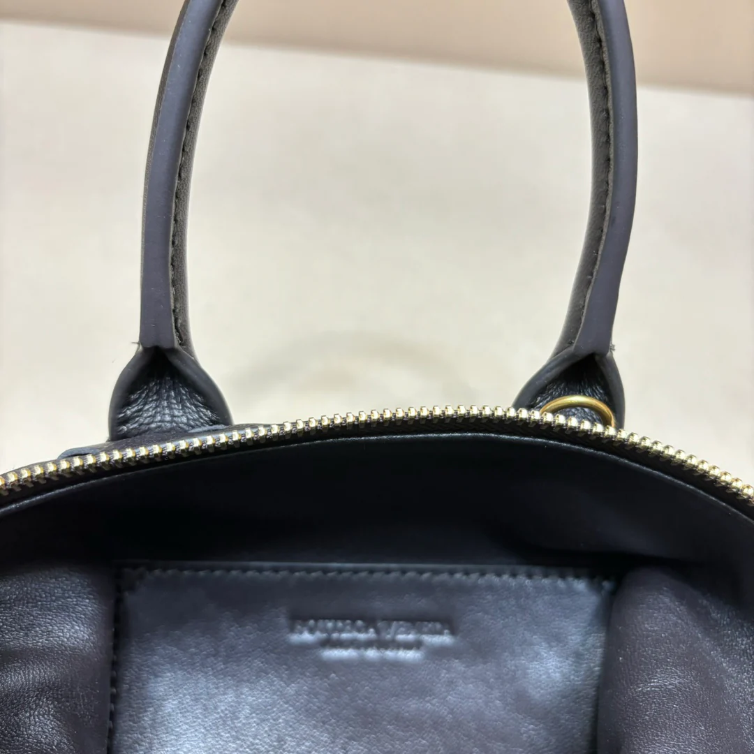 Сумка для боулинга BV Intrecciato из плетеной кожи - черная