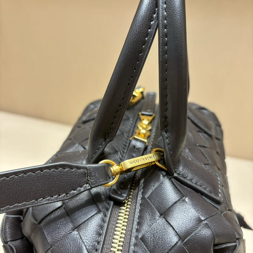 Сумка для боулинга BV Intrecciato из плетеной кожи - черная