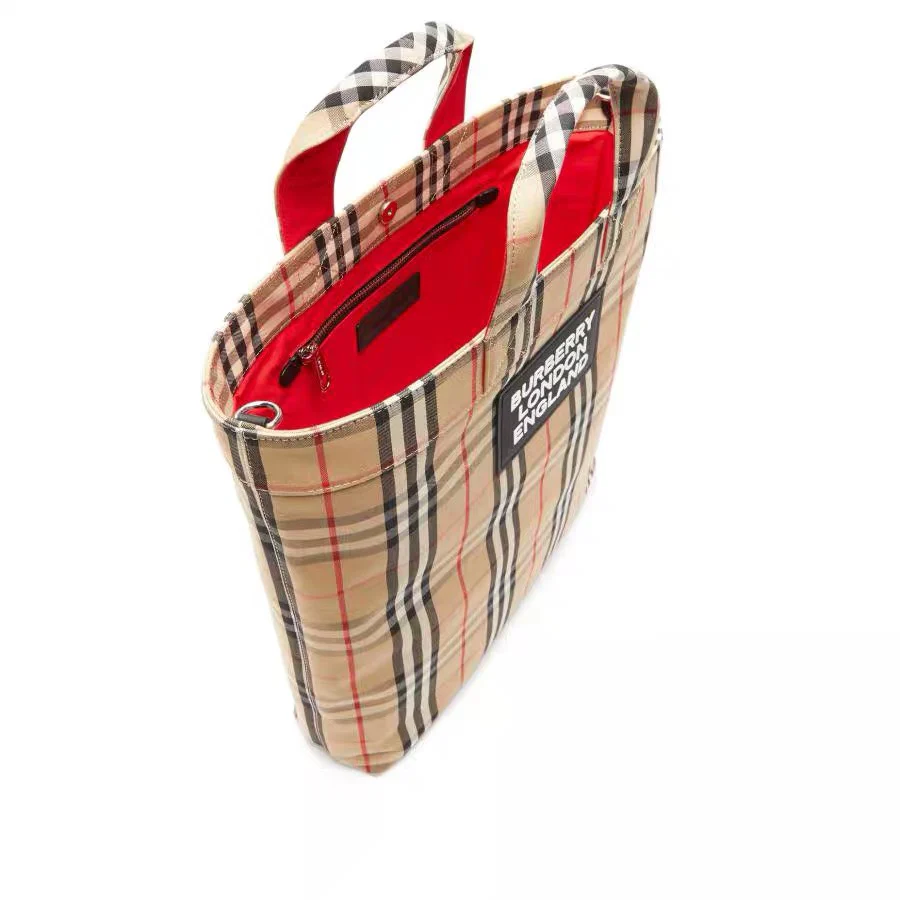 Винтажная полосатая сумка-тоут Burberry — как элемент бодипозитива.