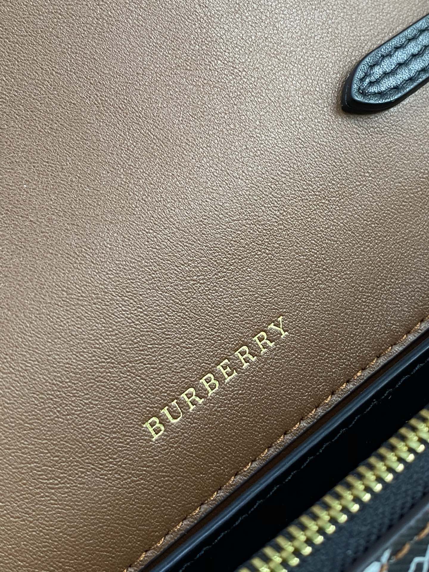 Новейшая сумка через плечо от Burberry 2020 года.