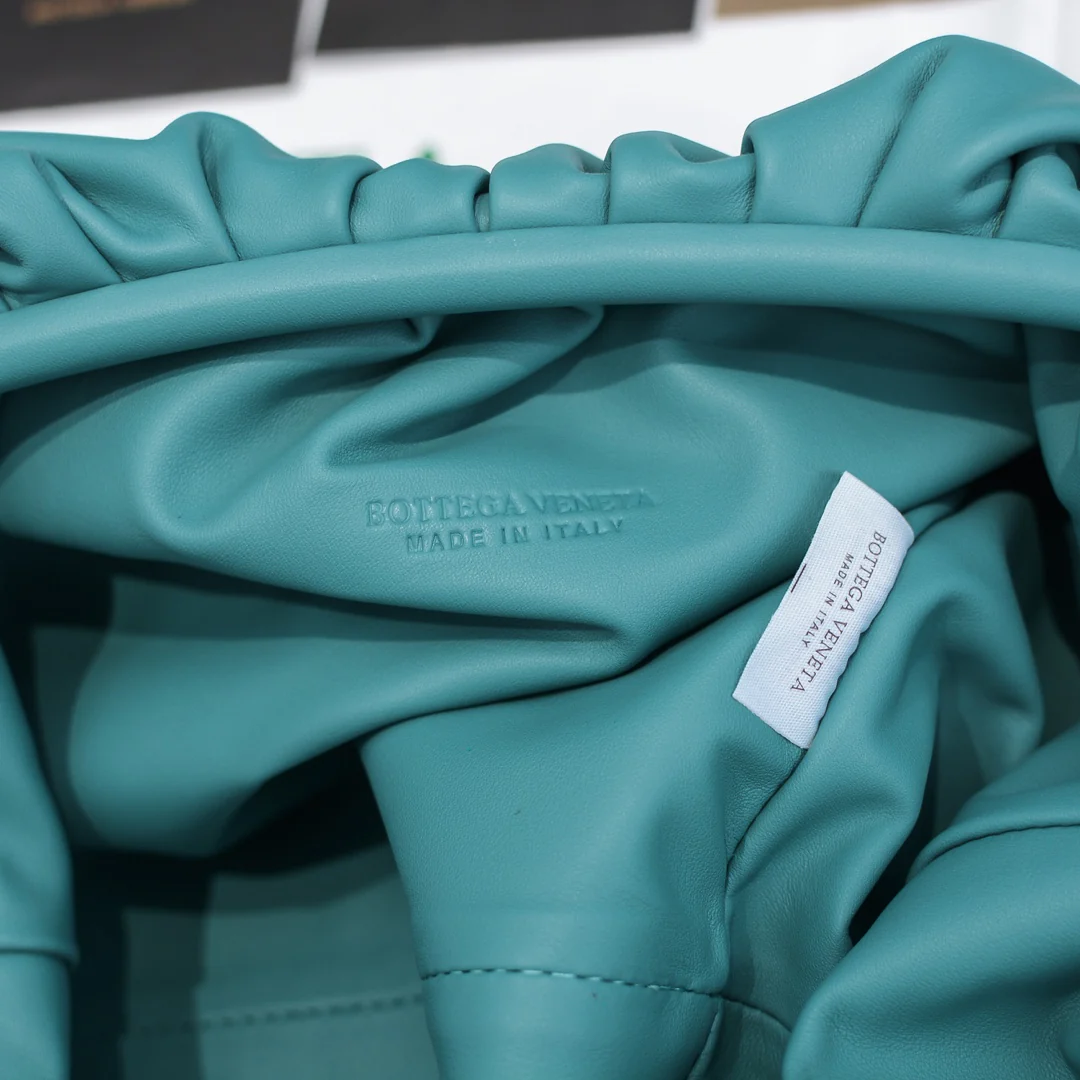 Сумка-чехол BV Cloud Bag Pouch Series - из гладкой телячьей кожи - 23x13x8 см - 1 шт.