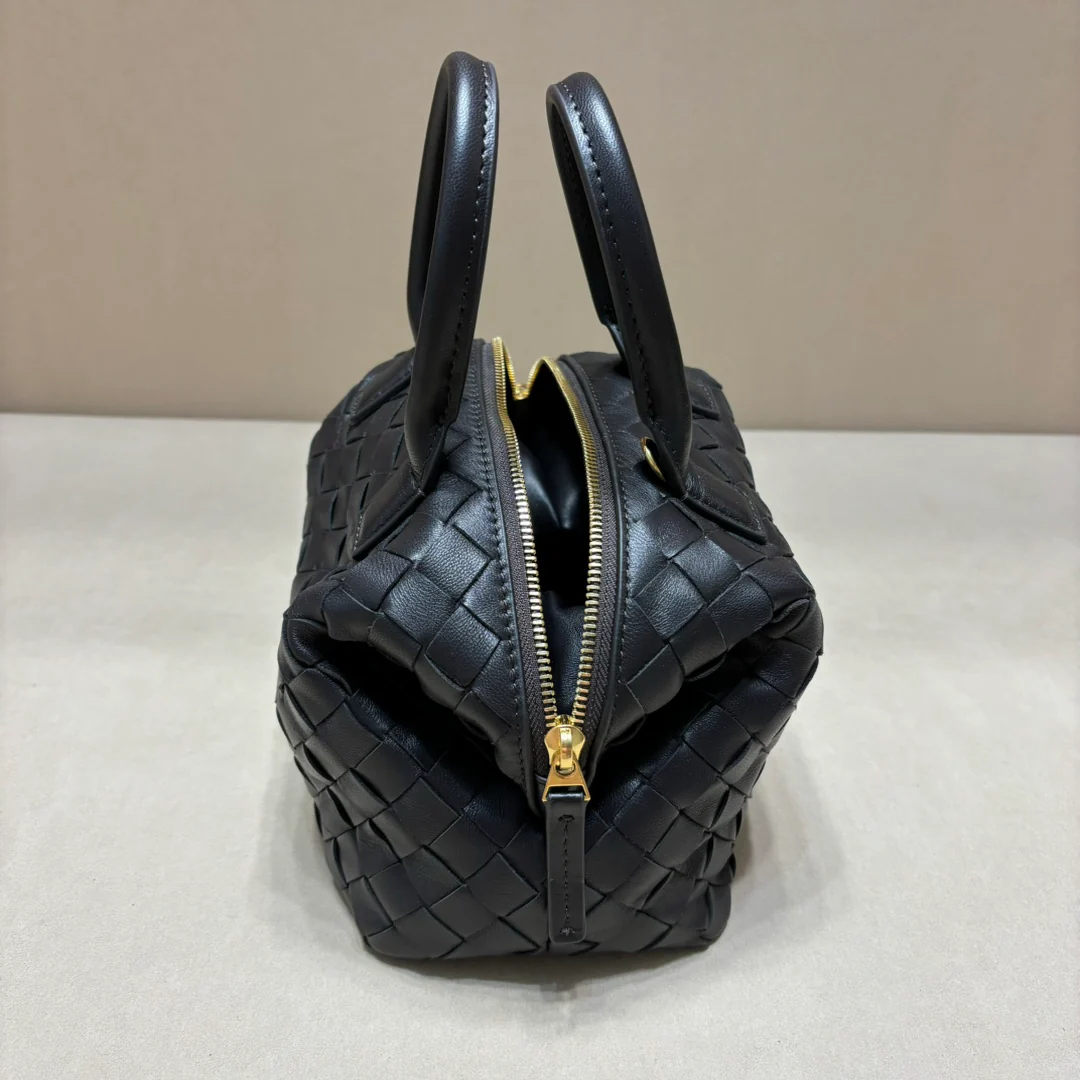 Сумка для боулинга BV Intrecciato из плетеной кожи - черная