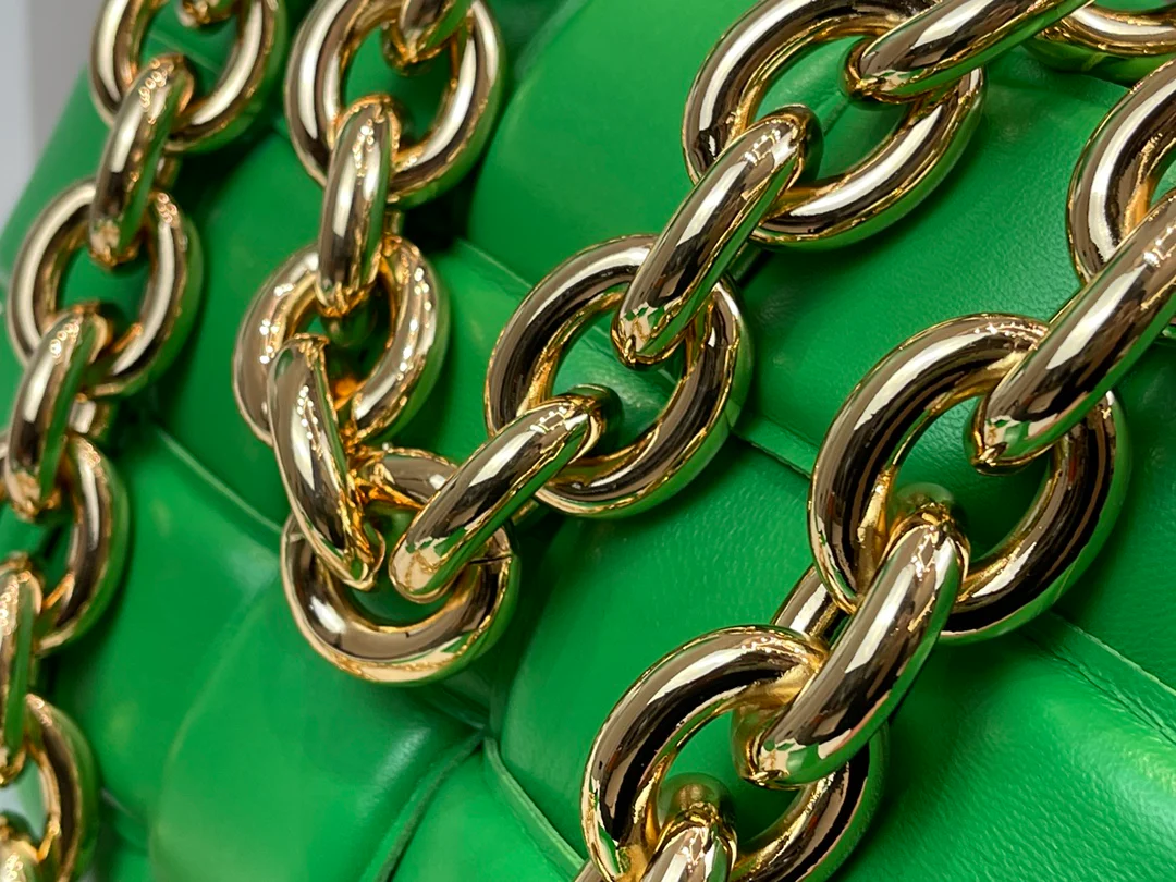 Плетеная сумка BV Chain Cassette из овечьей кожи - Маленькая (27х10х18 см)