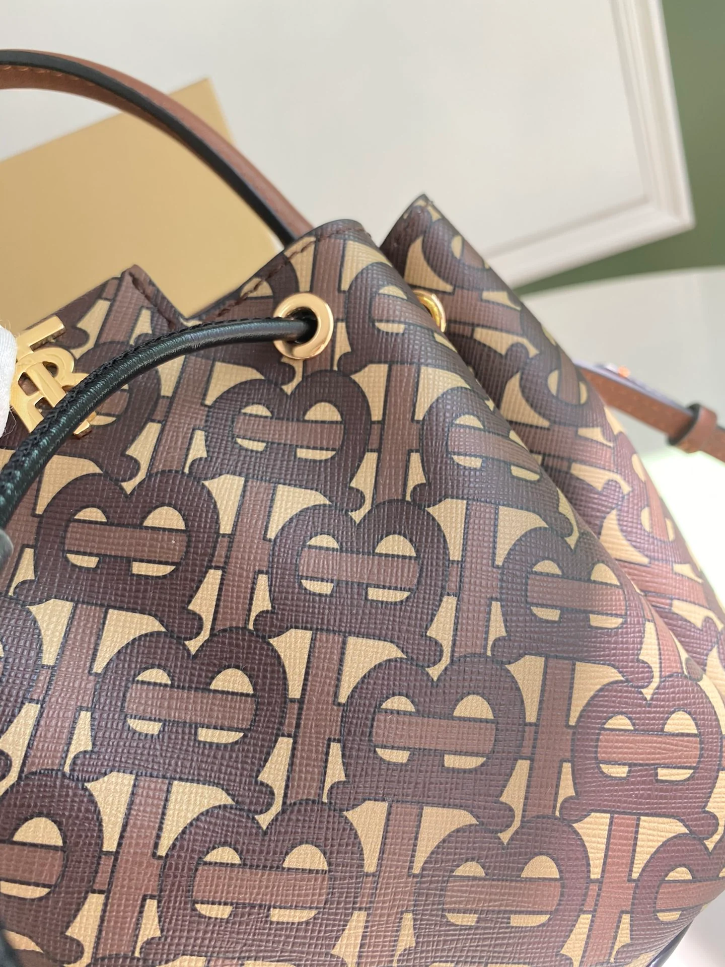 Burberry - Итальянская дубленая кожа - Thomas Bur - Сумка-ведро