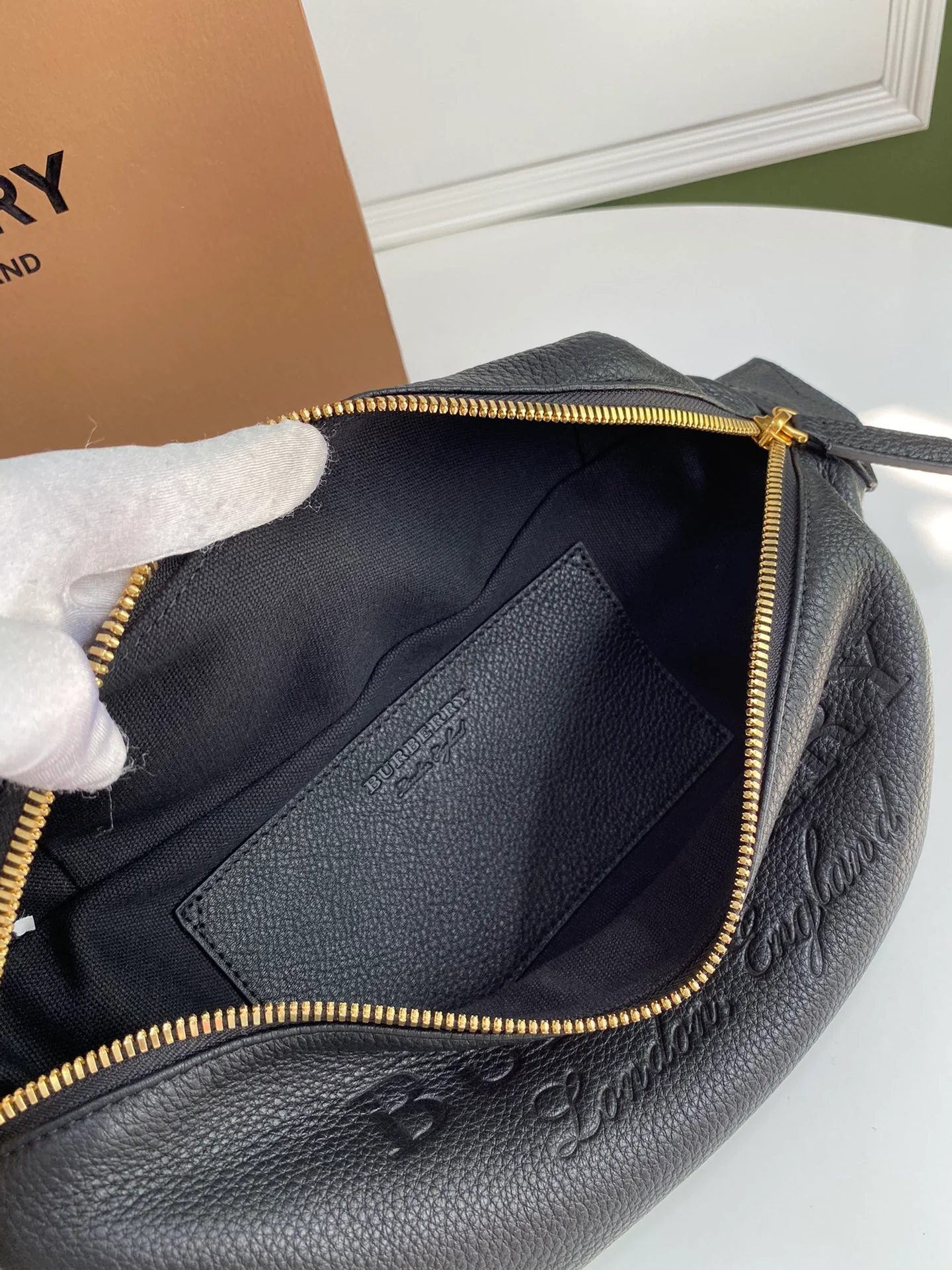 Кожаная поясная сумка Burberry Graffiti