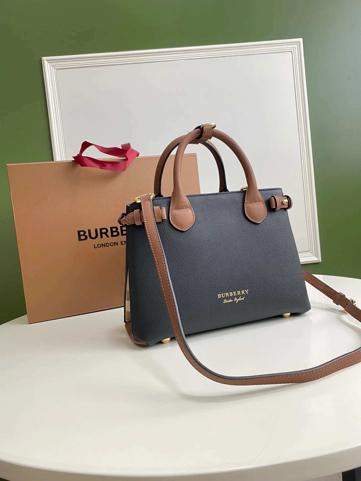 Сумка-тоут Burberry bbr-the-banner, маленькая, черная и коричневая.