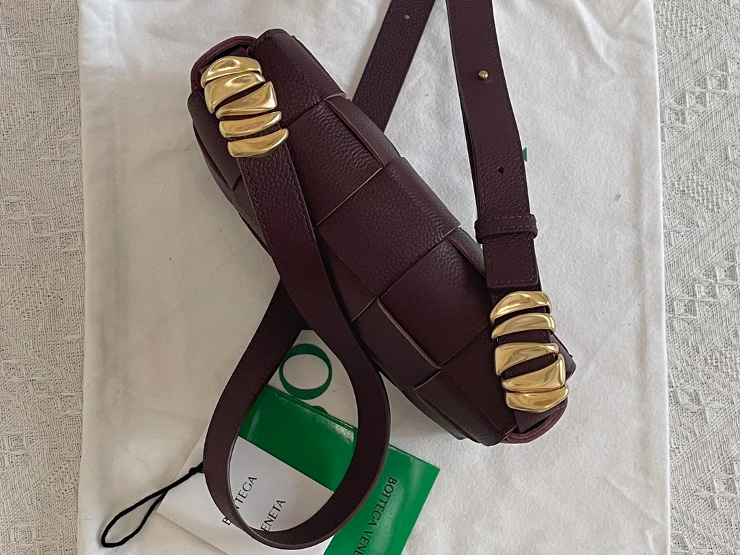 Сумка-переноска BV из плетеной кожи с зернистой текстурой, 23х15х5 см.