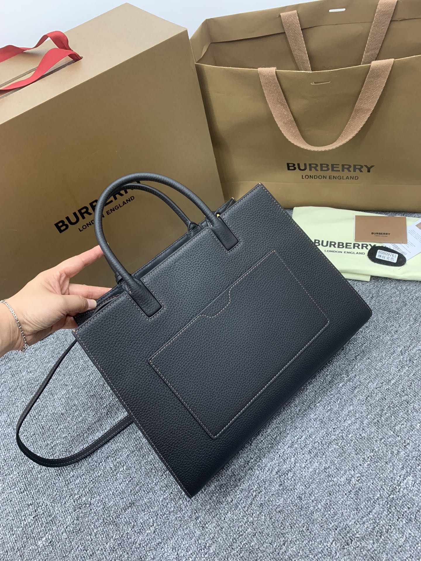 Сумка-тоут Burberry Frances из зернистой кожи - черная - 32 см