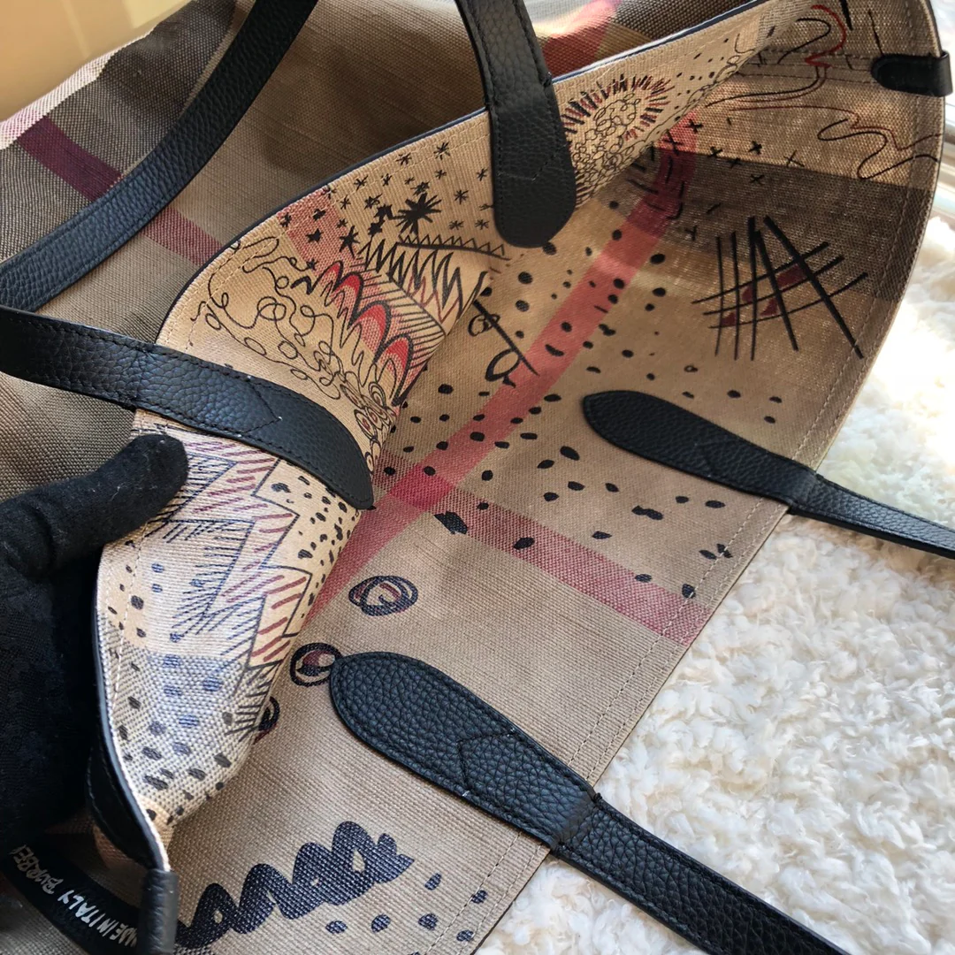 Двусторонняя сумка-тоут Burberry с принтом в стиле кэжуал и граффити.