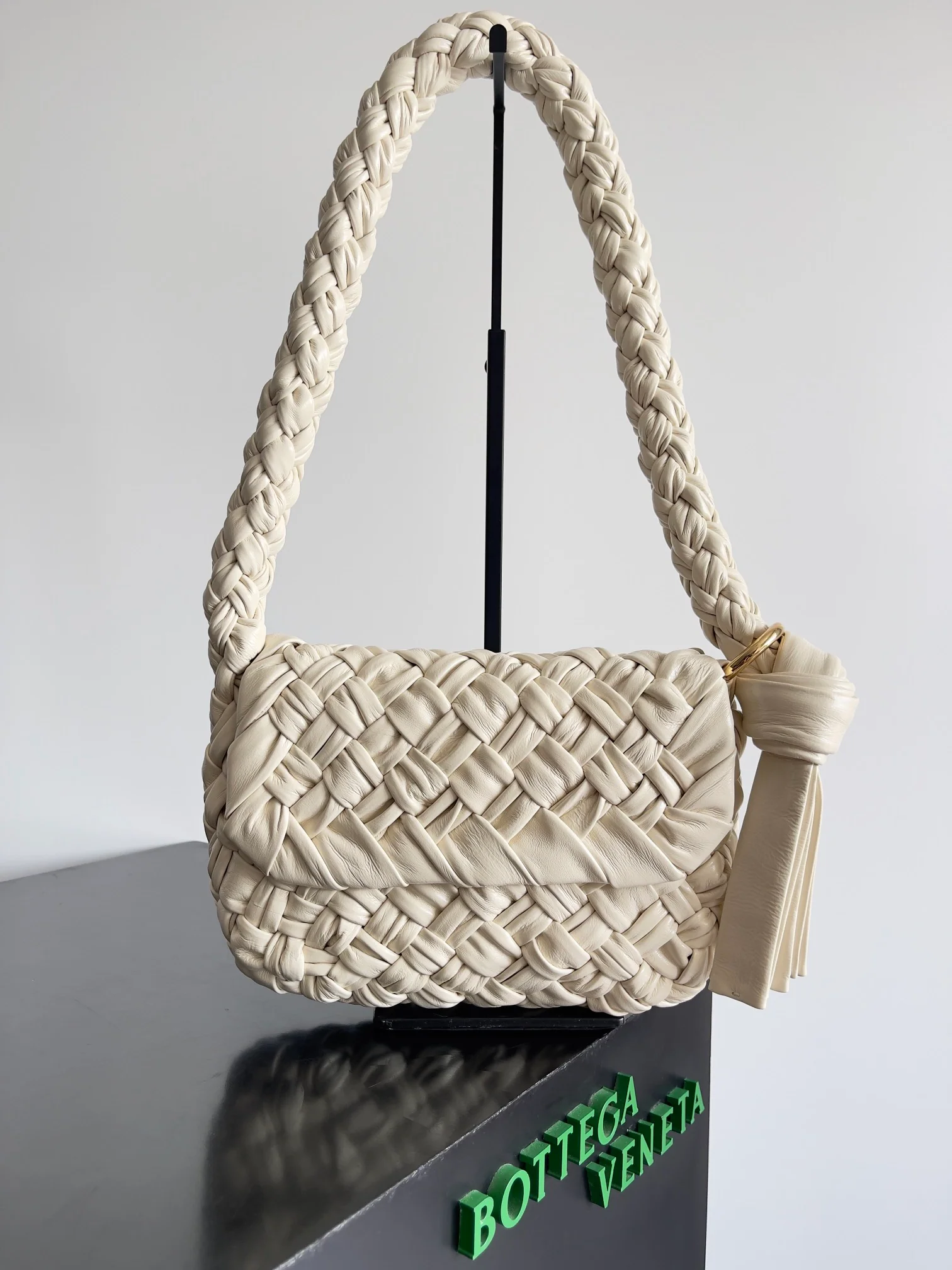 BV-kalimero-citta-underarm knotted bag