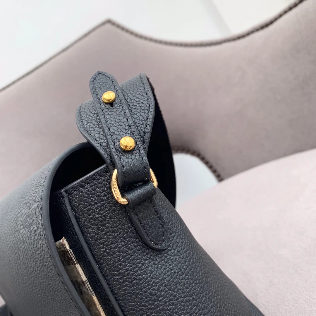 Новинка весны 2022 года от Burberry - сумка через плечо Note - черная.