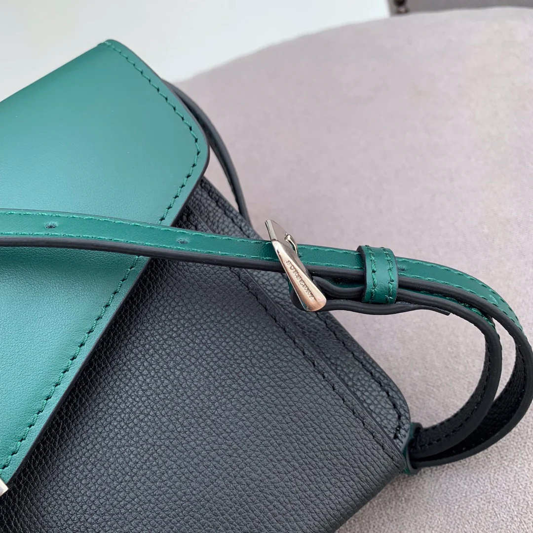 Новинка 2022 года от Burberry - Сумка через плечо с дизайном в стиле колор-блок.