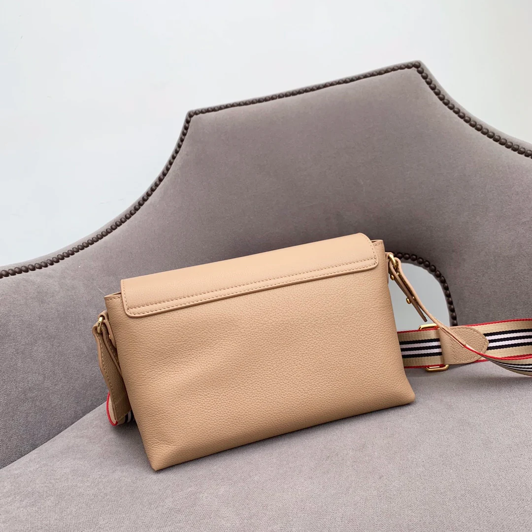 Новинка весны 2022 года от Burberry - сумка через плечо Note - абрикосовый цвет.