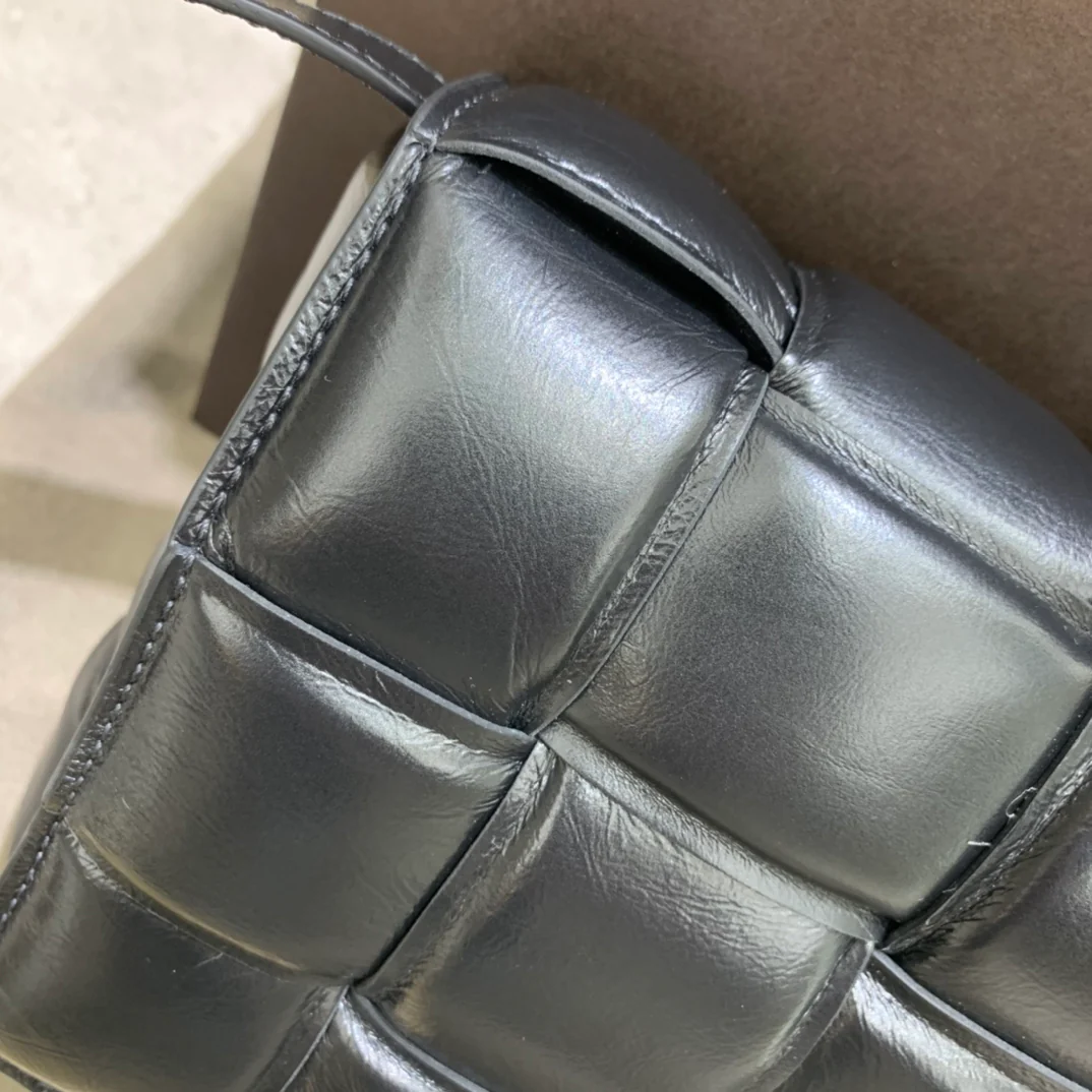 Сумка-мешок для кассет BV из плетеной кожи/подушка/телячья кожа/26x18x8 см/7