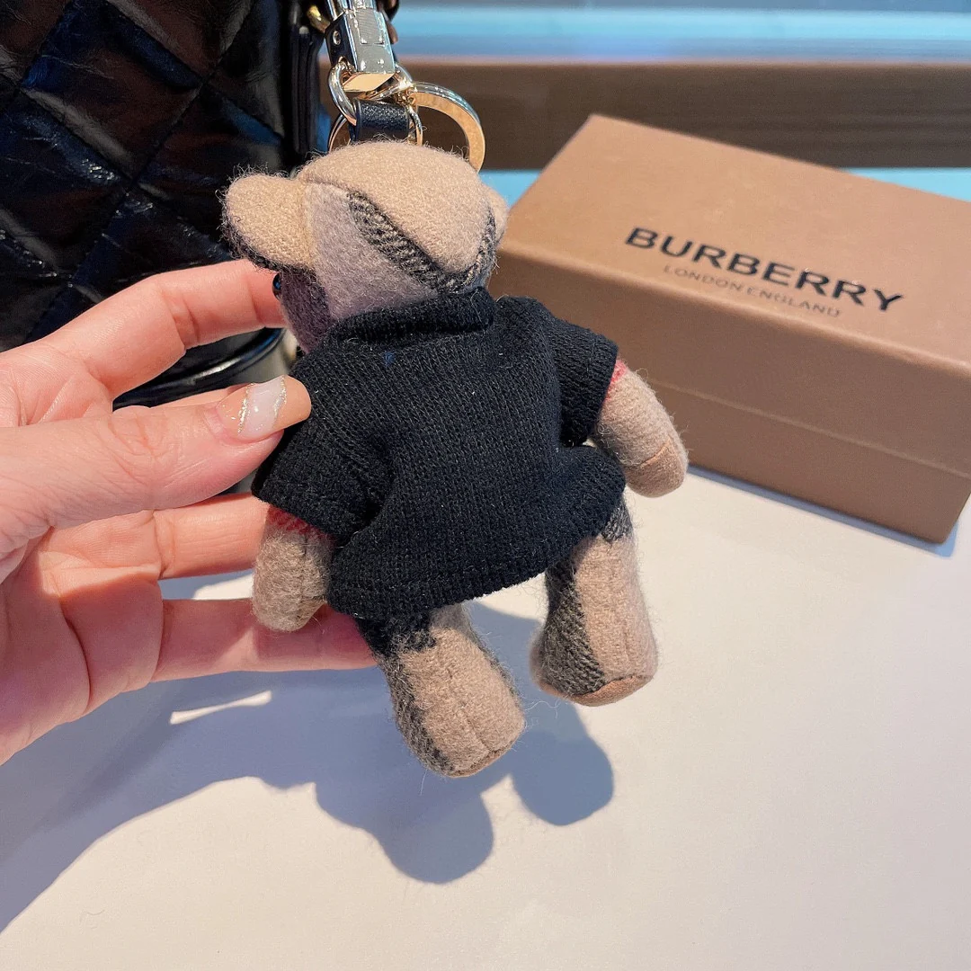 Брелок в виде медведя в форме сердца от Burberry - черный