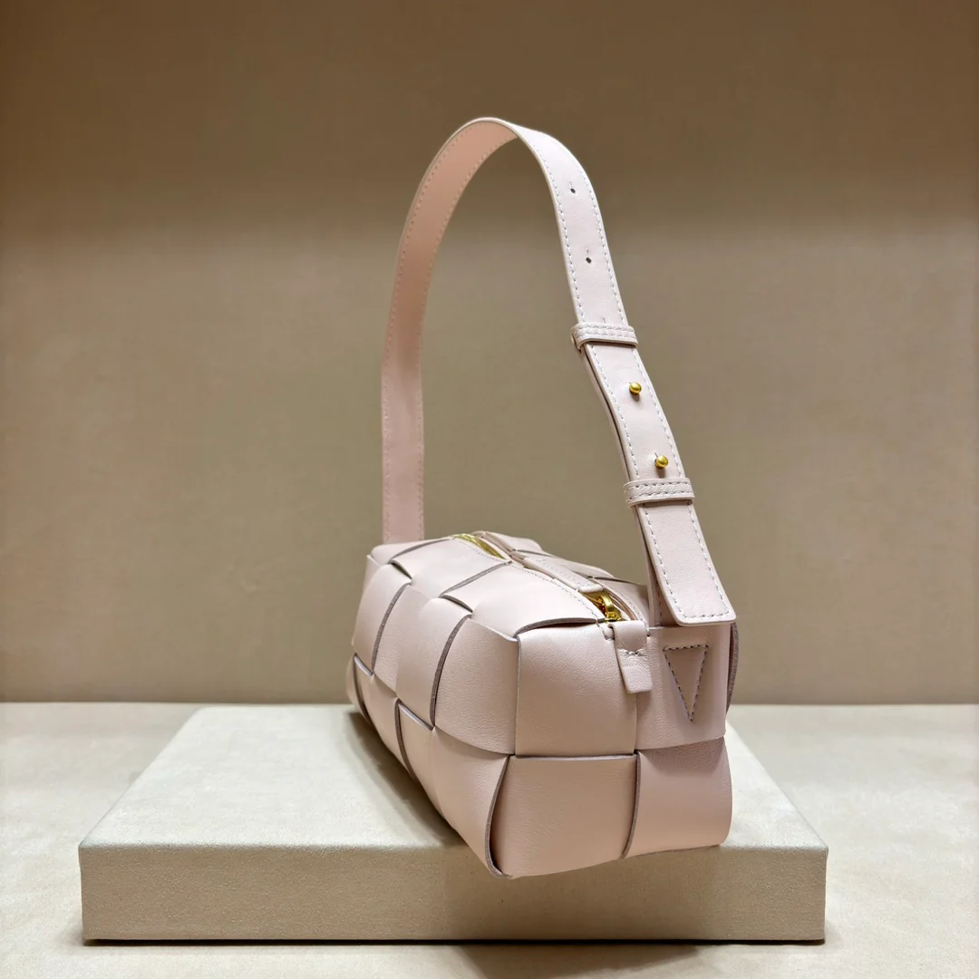 Большая плетеная сумка через плечо BV Brick Cassette в клетку - розовая.