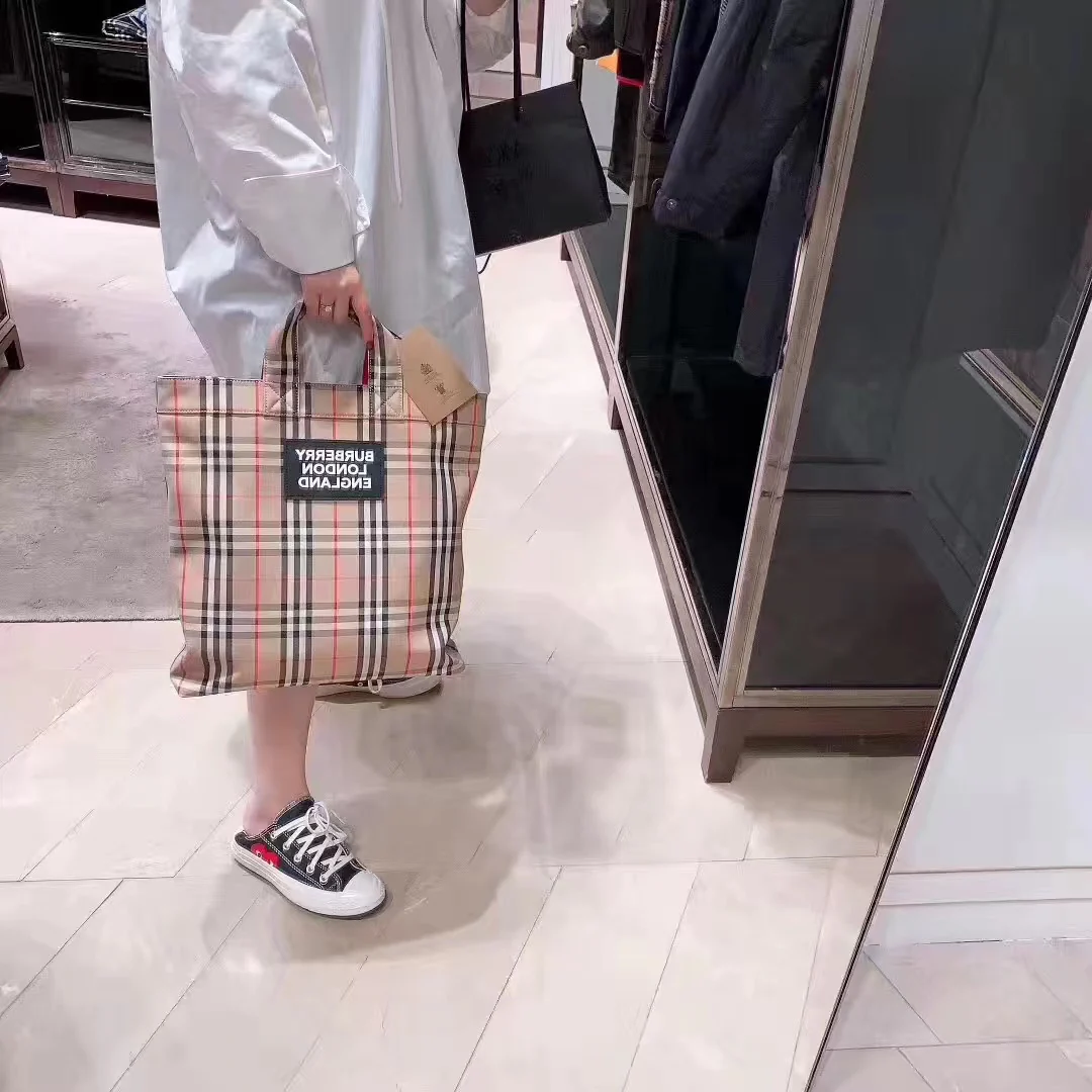 Винтажная полосатая сумка-тоут Burberry — как элемент бодипозитива.