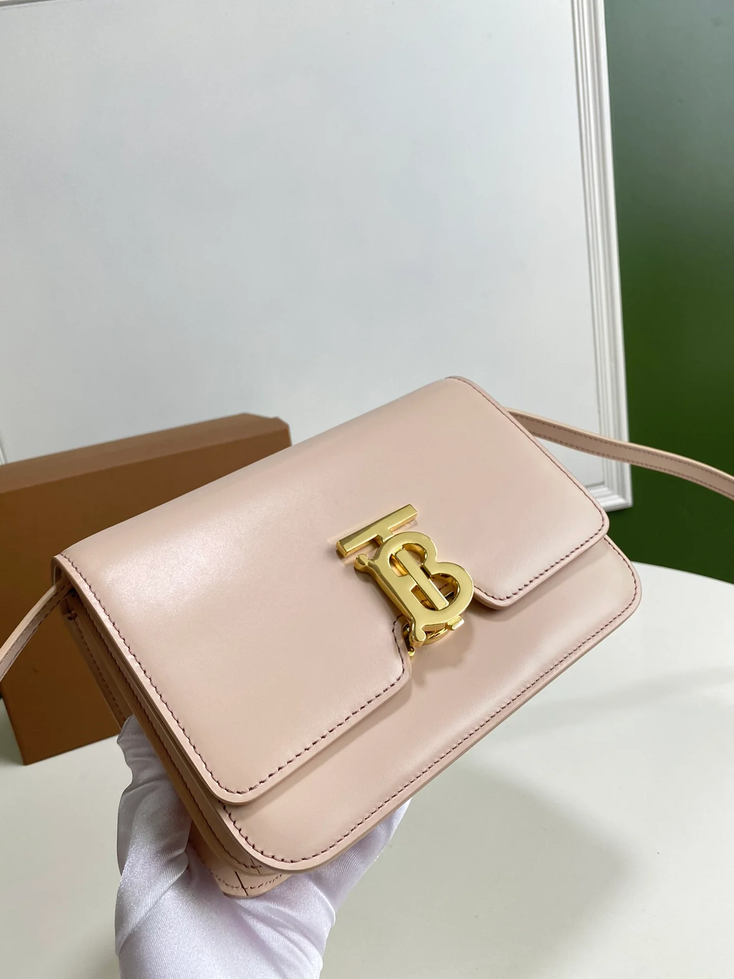 Сумка-письмо из серии Burberry TB — розовая