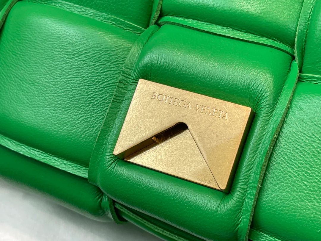 Плетеная сумка BV Chain Cassette из овечьей кожи - Маленькая (27х10х18 см)