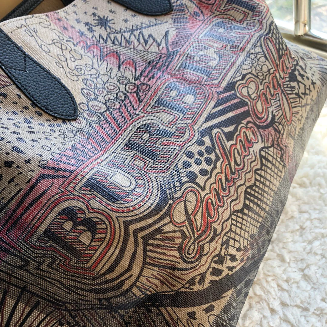 Двусторонняя сумка-тоут Burberry с принтом в стиле кэжуал и граффити.