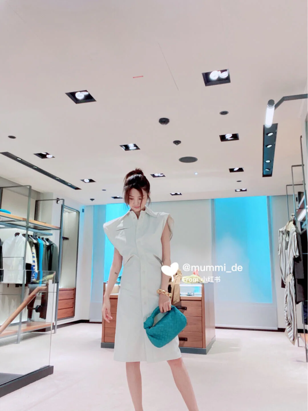 Мини-сумочка BV Mini Jodie в виде круассана — на фото.